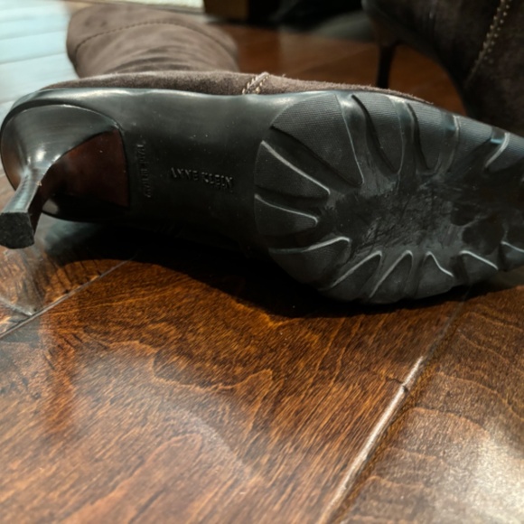 ANNE KLEIN MADE IN ITALY CHOCOLATE SUEDE BOOTS - Picture 2 of 5